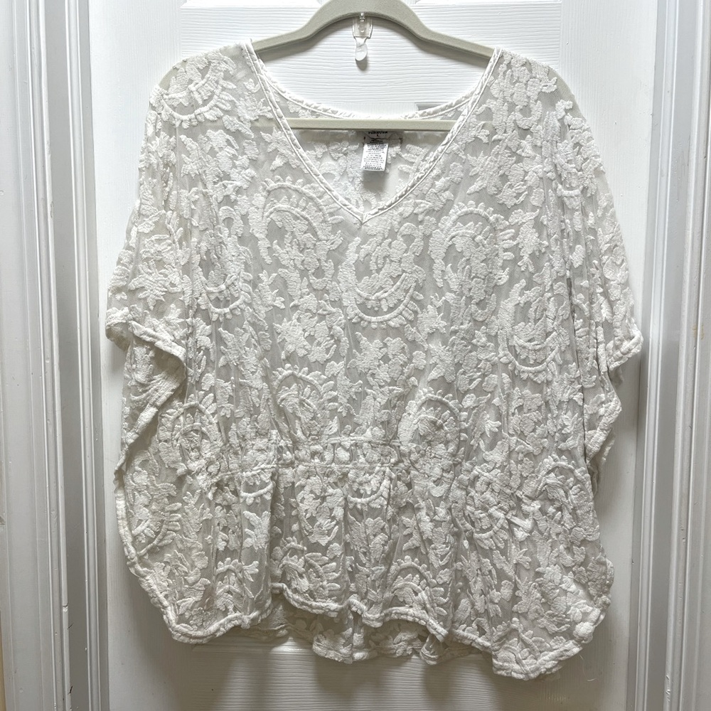 Hard Tail Thick White Lace Bat Wing Top in Excellent Condition, Size Large